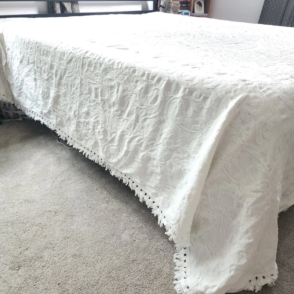 Queen Victoria White Cotton Fringe Matelasse Medallion Bedspread Full